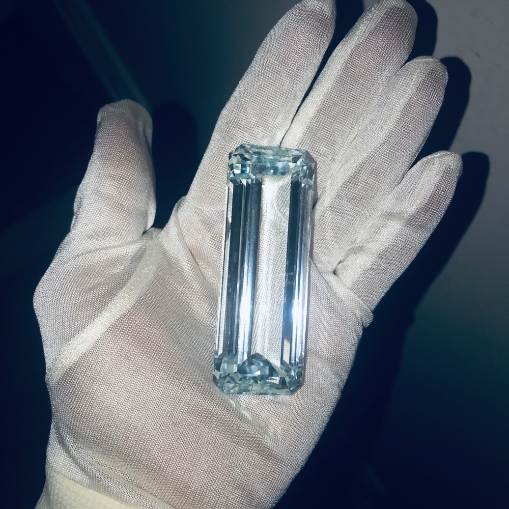 Huge IF 338.35 ct light blue aquamarine gemstone - Picture 2 of 8